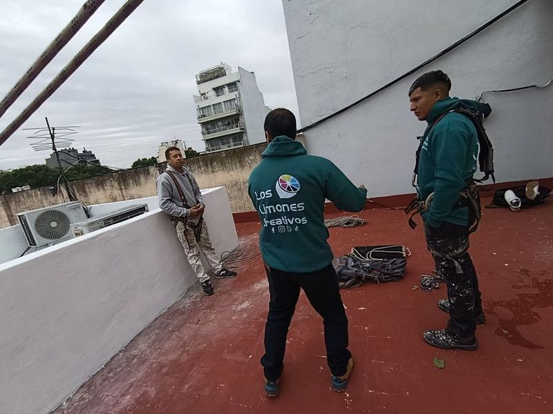 Equipo de Limones Rope Access en la azotea durante el briefing de seguridad previo al descenso