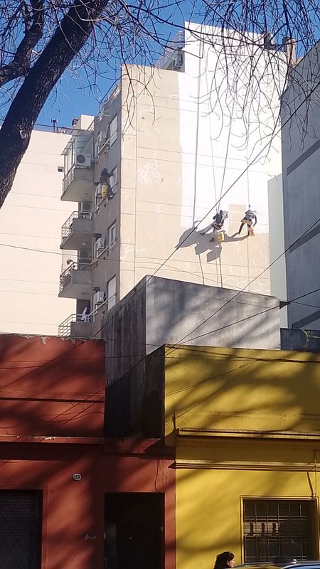 Impermeabilización de medianera con acceso por cuerdas, sin andamios, en Monte Castro