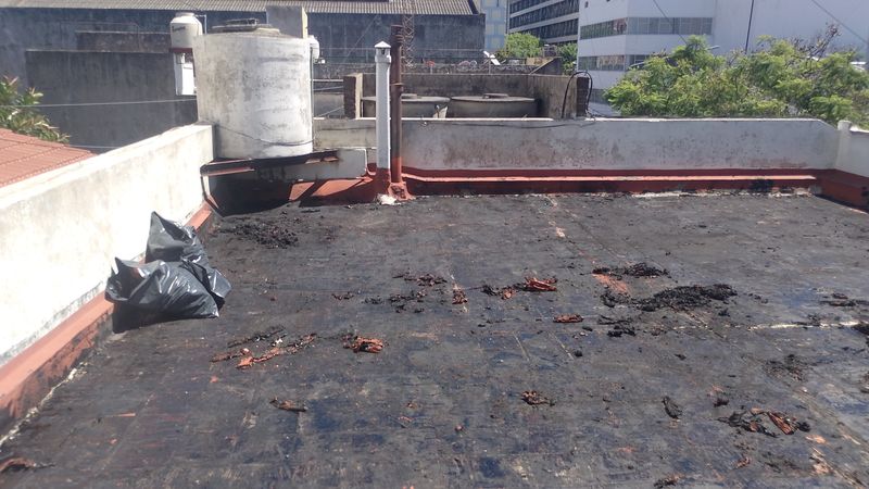 Terraza con membrana deteriorada antes de la impermeabilización
