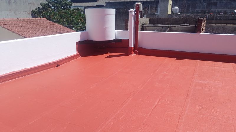 Terraza impermeabilizada con acabado rojo terminado, después de la intervención