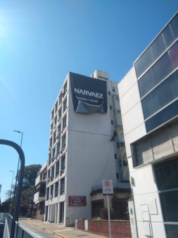 Gigantografía instalada en la medianera de un edificio en San Isidro
