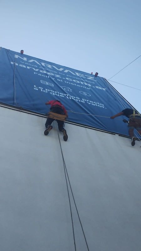 Vista del edificio con la gigantografía en proceso de instalación en San Isidro