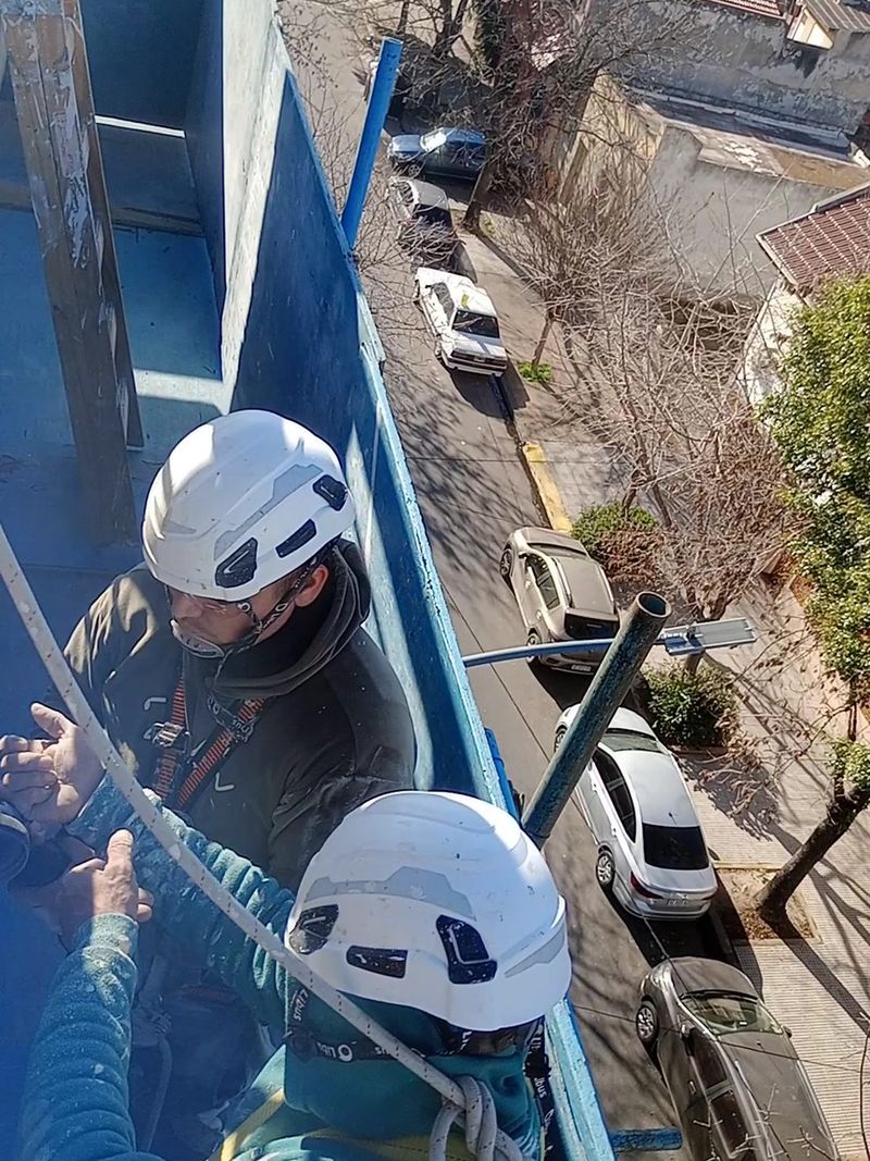 Fisuras en el frente de un balcón antes de la reparación, técnicos en acceso por cuerdas