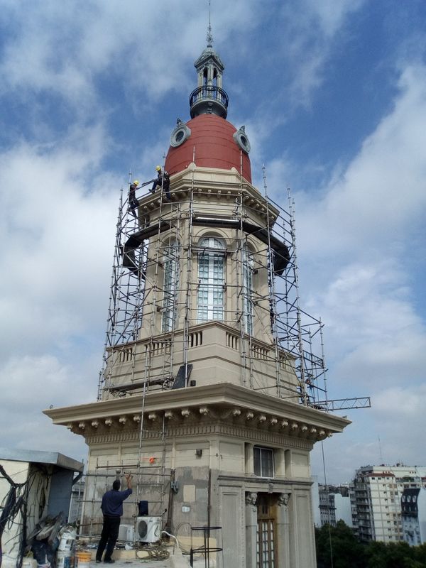 Cúpula del edificio La Inmobiliaria con andamio tubular durante la restauración, Avenida de Mayo, CABA