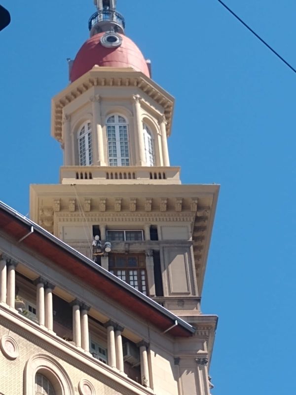 Cúpula roja del edificio La Inmobiliaria después de la restauración