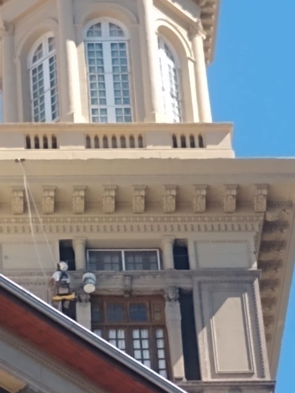 Detalle del tambor y los ventanales de la cúpula del edificio La Inmobiliaria restaurada
