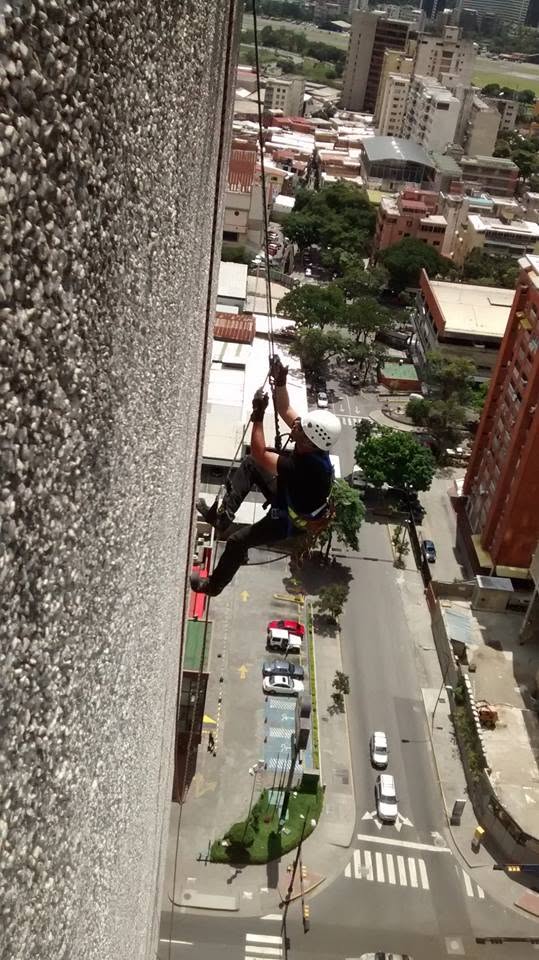 Técnico de Limones Rope Access realizando descenso con cuerdas en fachada de edificio en altura